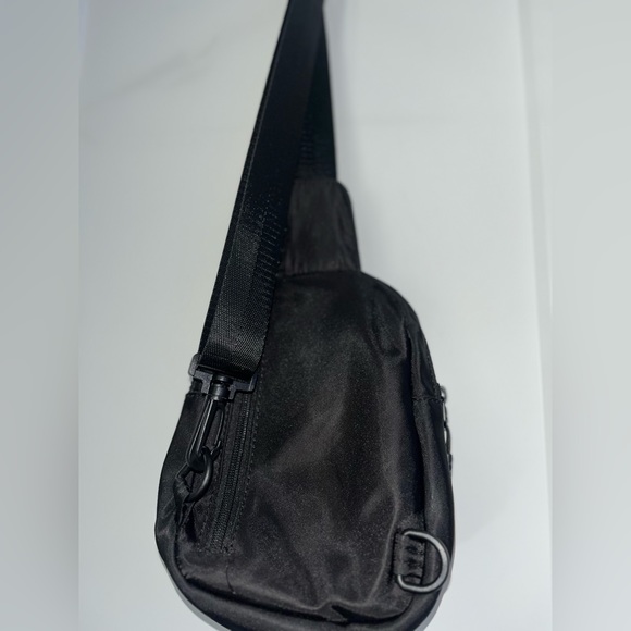 Nike Black Crossbody Bag: Stylish and Practical Accessory - Picture 3 of 7